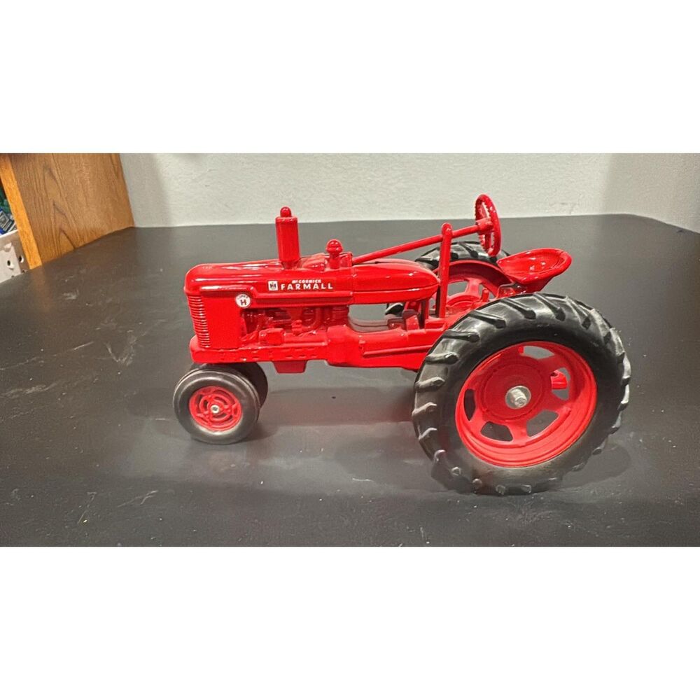 Ertl Case IH McCormick Farmall H  tractor 1/16